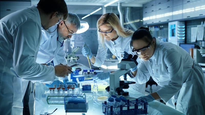 Mehrere Menschen arbeiten in einem Labor, Wissenschaftler haben einen Job mit Sinn