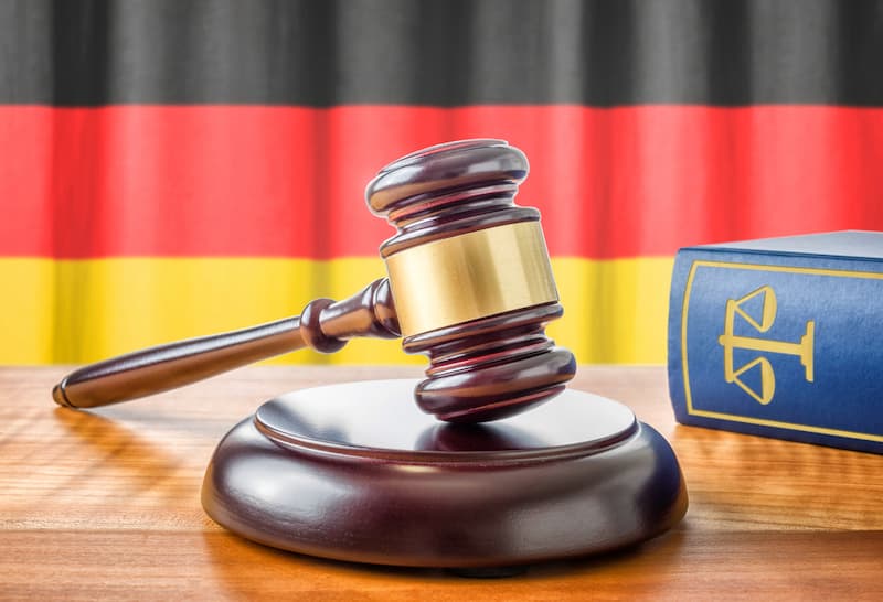 Ein Richterhammer vor der deutschen Flagge, was ist das Betriebsrentenstärkungsgesetz?