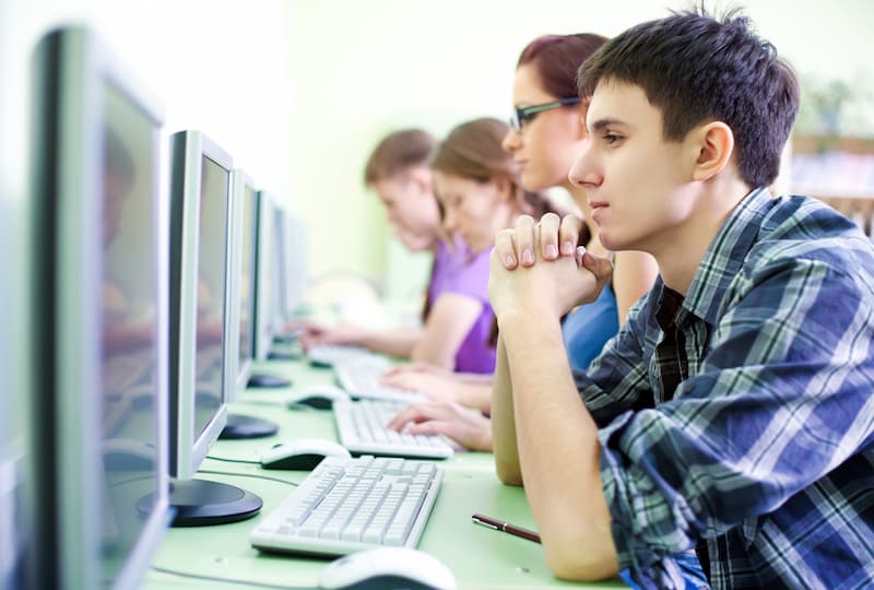 Mehrere Schüler sitzen am PC und schreiben eine Bewerbung für ein Schülerpraktikum