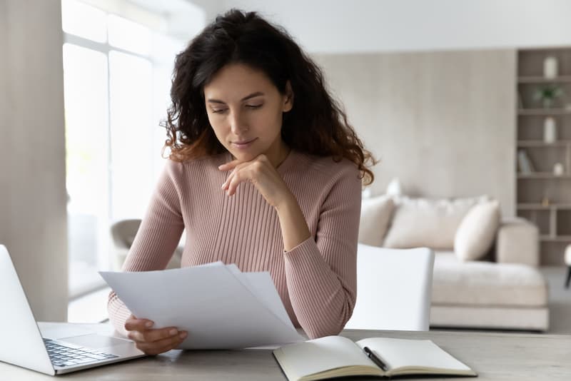 Eine Frau liest den Antrag für eine Erwerbsminderungsrente