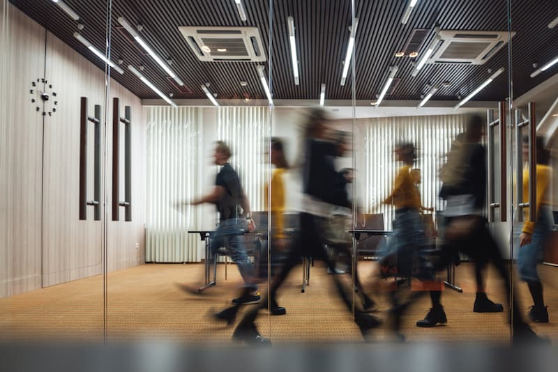 Menschen bewegen sich im Büro, was bedeutet Fluktuation für Unternehmen
