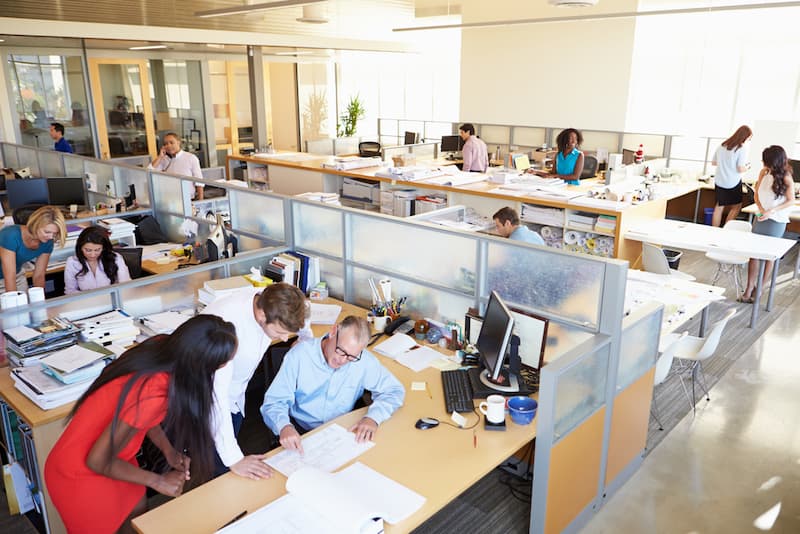 Mehrere Menschen arbeiten in einem Büro, was ist Kernarbeitszeit?