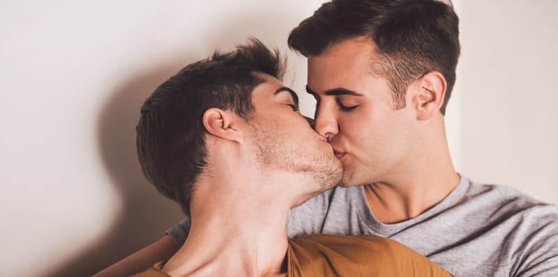 Zwei Männer küssen sich, was kann man gegen Homophobie tun?