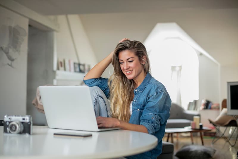 Eine Frau sitzt Zuhause am Laptop, was sind gut bezahlte Home Office Jobs?