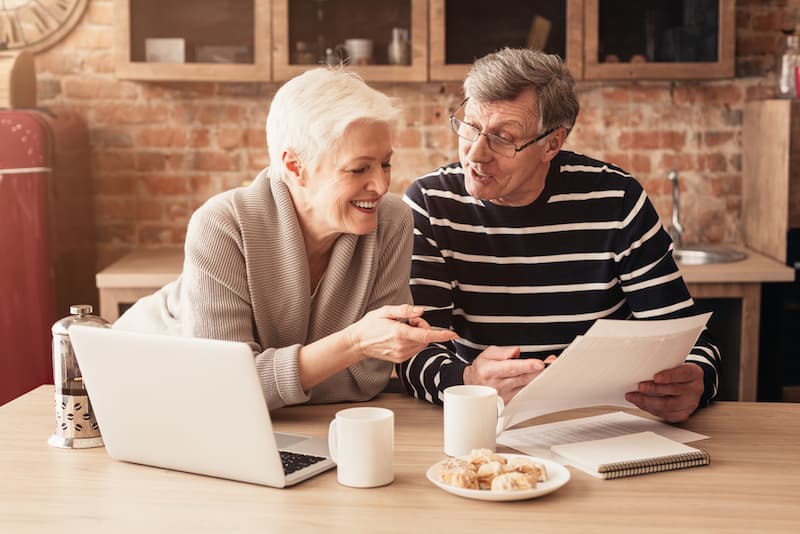 Zwei ältere Menschen lesen einen Brief, was ist die Rentenbesteuerung?