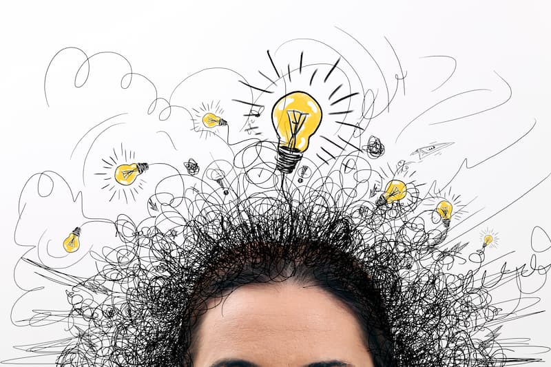 Eine Glühbirne über einem Kopf, wie lässt sich Kreativität fördern?