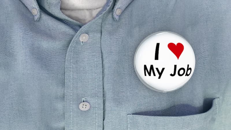 Ein "Ich liebe den Job"-Anstecker, was ist die Loyalität von Arbeitnehmern?
