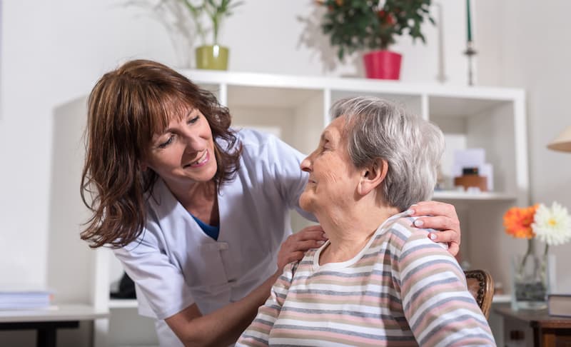 Eine Frau hilft einer älteren Frau, was ist Verhinderungspflege?