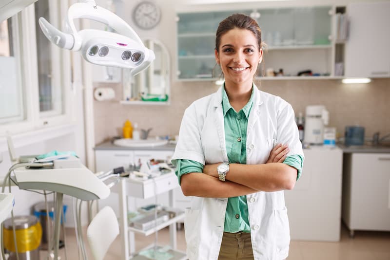 Eine Zahnärztin bei der Arbeit, was sind freiberufliche Tätigkeiten?