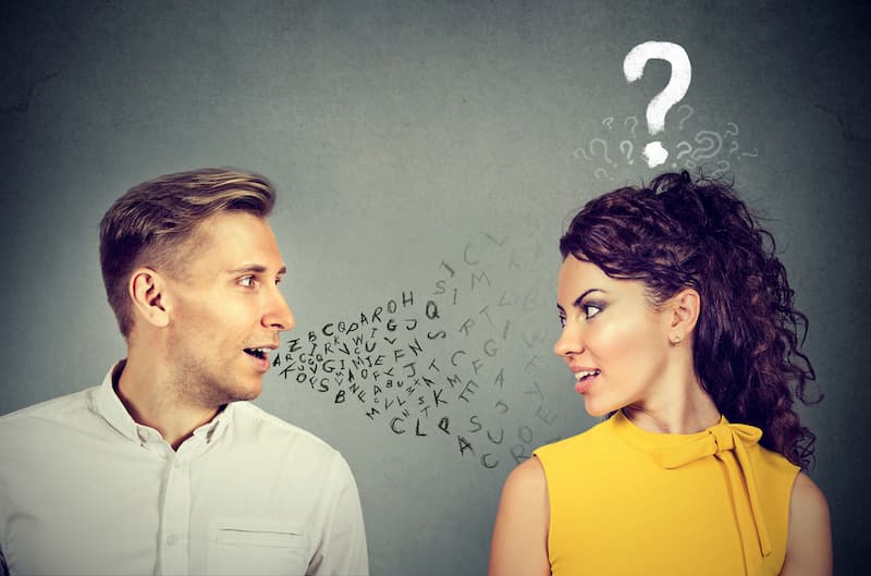 Ein Mann redet und eine Frau hat ein Fragezeichen über dem Kopf, was sind Kommunikationsprobleme?