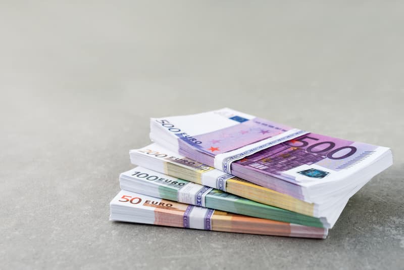 Ein Stapel Geldscheine, sollte man sich finanziell absichern?