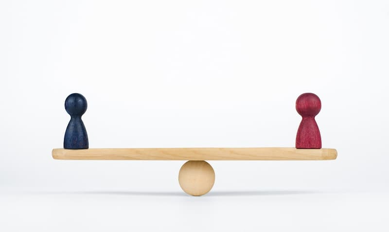 Zwei Spielfiguren auf einer Waage, was ist der Gleichbehandlungsgrundsatz?