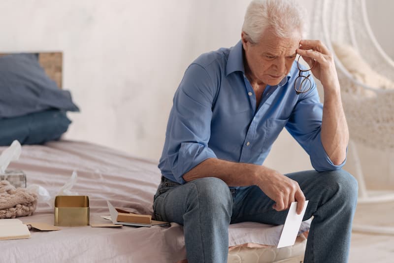 Ein älterer Mann mit einem Brief, welche Vorteile und Nachteile hat der Krankenschein bis zu Rente?