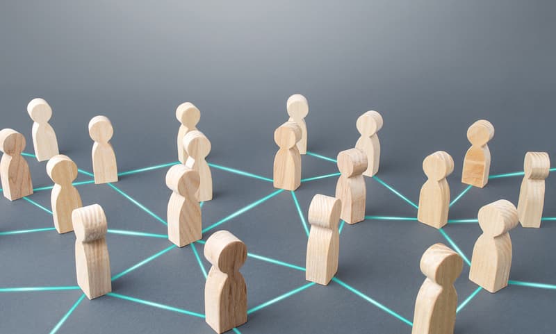 Mehrere Figuren sind miteinander verbunden, was ist Networking?