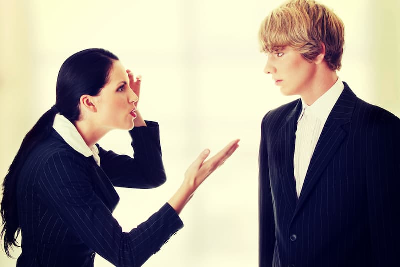 Zwei Mitarbeiter streiten sich, was sind Meinungsverschiedenheiten?