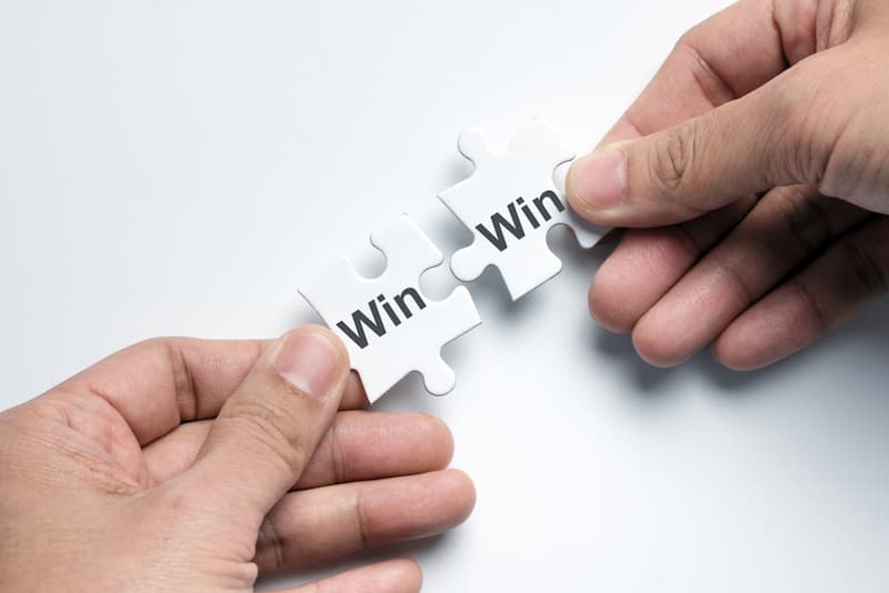 Zwei Puzzleteile mit den Worten Win, was ist eine Win-Win-Situation?