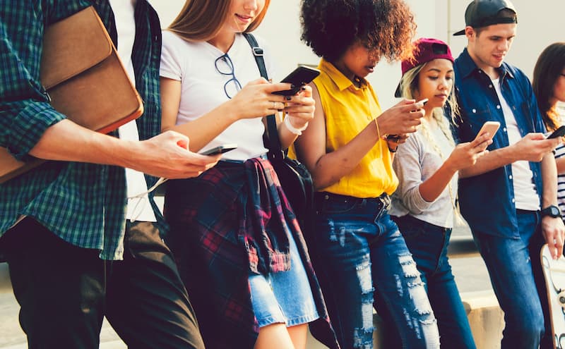 Mehrere junge Menschen mit Smartphone, wie kann man die Generation Z verstehen?