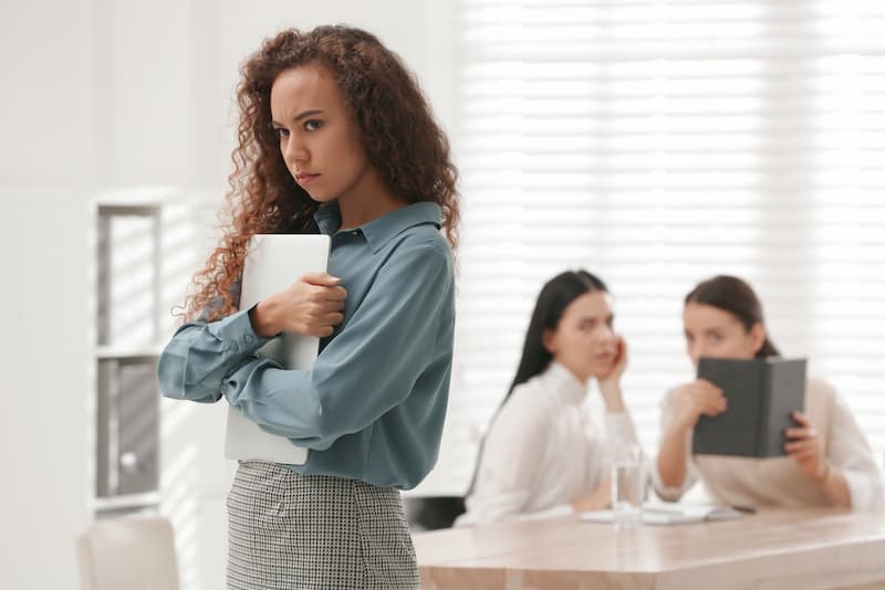 Eine Frau wendet sich von Kollegen ab, wie kann man Vorurteile überwinden?