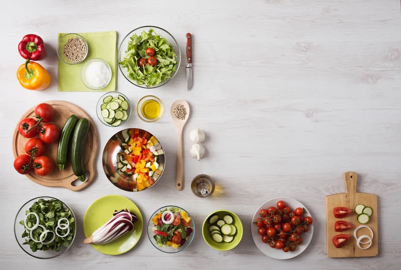 Mehrere Gerichte auf einem Tisch, was ist gesunde Ernährung?