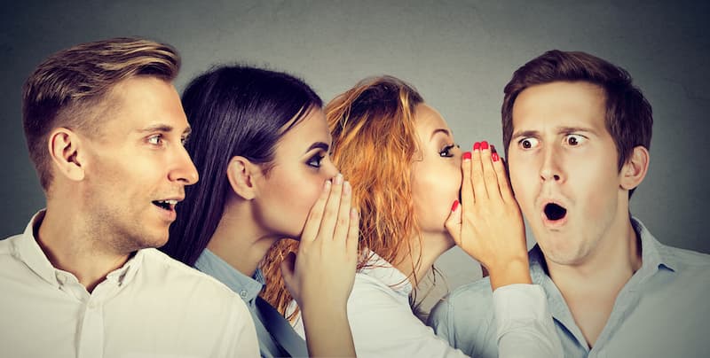 Mehrere Menschen flüstern ins Ohr, wie funktioniert Mundpropaganda im Marketing?