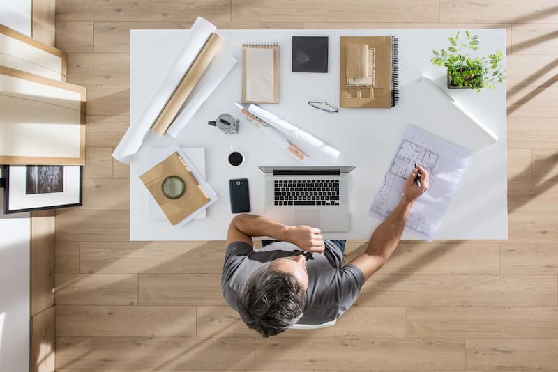 Ein aufgeräumter Schreibtisch, wie kann man die Produktivität steigern?