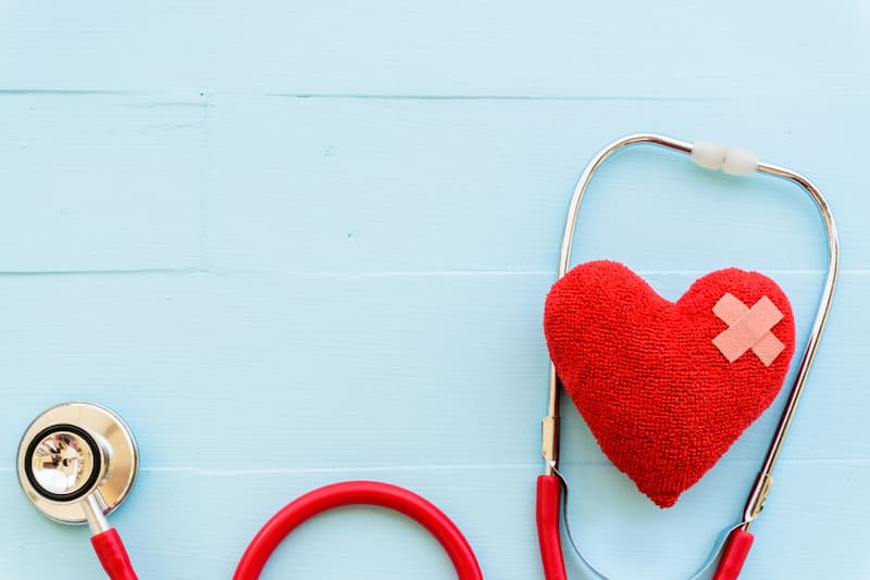 Ein Herz und ein Stethoskop, was ist die betriebliche Gesundheitsvorsorge?