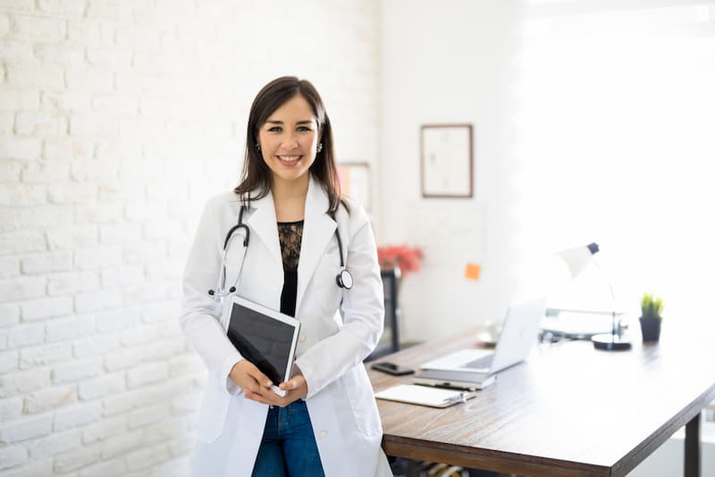 Eine Ärztin vor einem Schreibtisch, was macht ein Betriebsarzt?