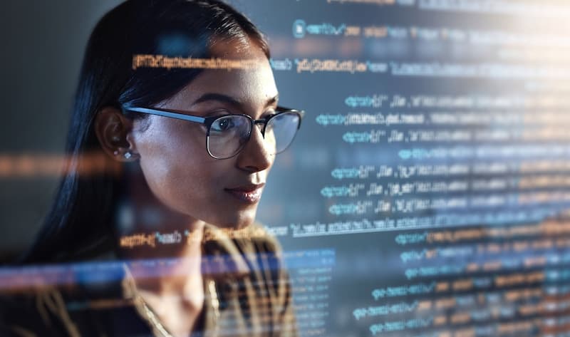 Eine Frau vor einem Programmiercode, was gibt es für neue Jobs durch KI?