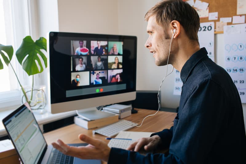 Ein Mann in einem Videocall, welche Trends in der Arbeitswelt gibt es?