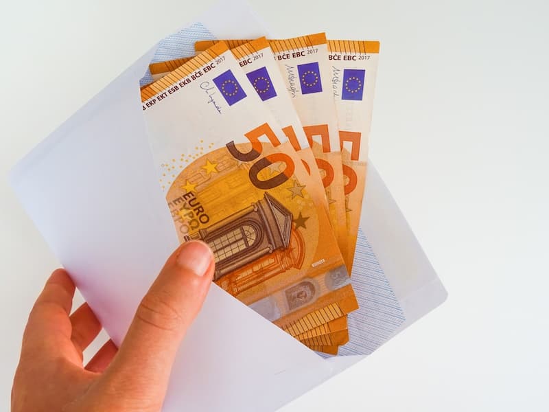 Gratifikation: Voraussetzungen, Vorteile und Wissenswertes 1 Mehrere Scheine in einem Umschlag, was ist eine Gratifikation?