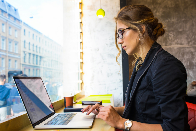 Ghost Jobs: Schützen Sie sich vor Scheinangeboten 1 jobsuchende stoesst am Laptop auf angebote fuer ghost jobs