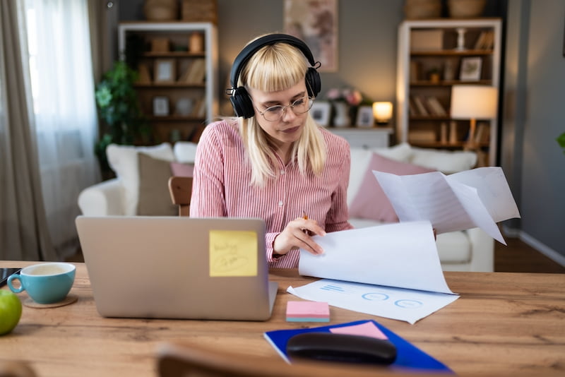 ADHS im Job: Herausforderungen meistern, Stärken nutzen 1 Angestellte kommt mit ADHS im job im homeoffice gut zurecht