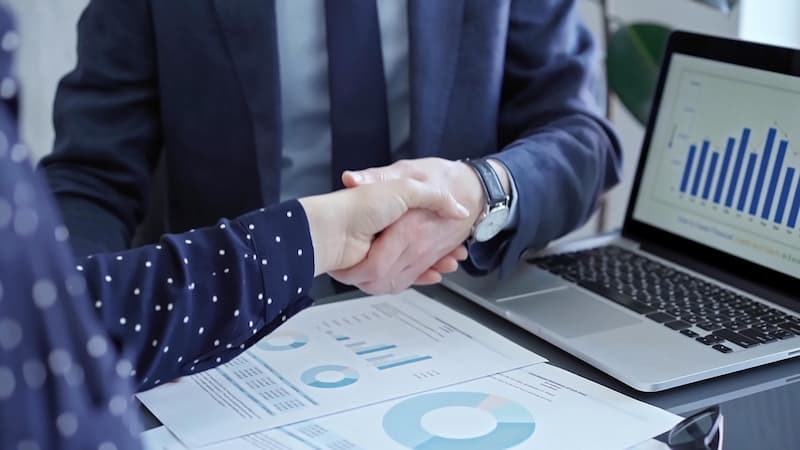 Zielvereinbarung: Leistungen & Engagement fair bewerten 1 Handschlag auf die zielvereinbarung zwischen Chef und Mitarbeiterin