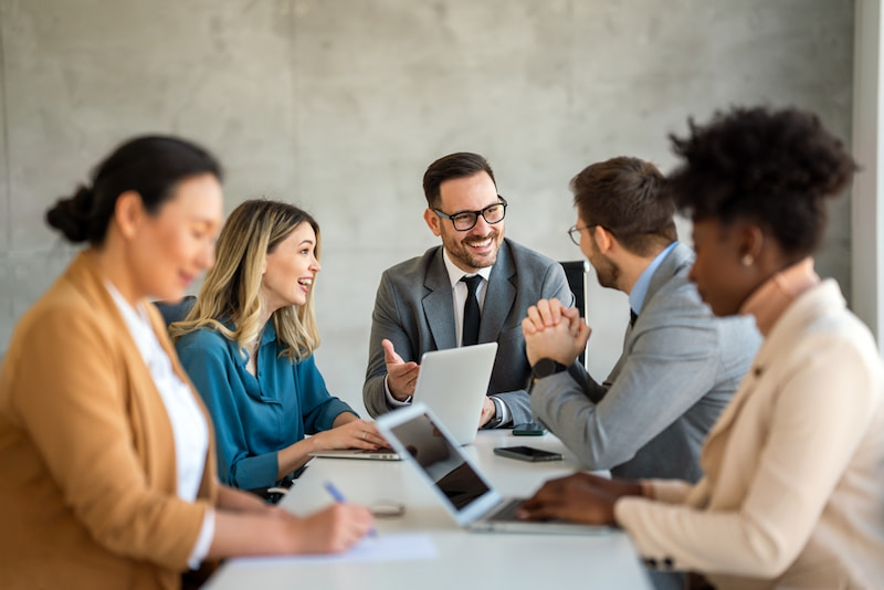 Arbeitgebermarke aufbauen: Ihr Schlüssel zu den besten Talenten 1 Die Arbeitgebermarke bemisst sich an der Meinung von Arbeitnehmern und Jobsuchenden.